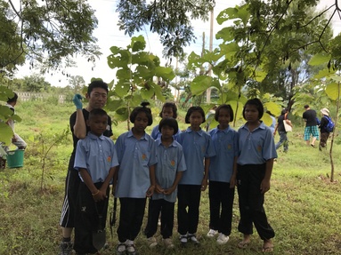 私達、豊安工業㈱は2008年からタイの植林活動をスタート☆彡 
 
2012年よりオイスカタイ様と協働で「豊安の森ふるさとづくり」 
 
プロジェクトをスタートしました。 
 
また、植林活動だけでなく、ふるさとのリーダーを育てるべく 
 
「リーダー育成基金」をオイスカタイ様に委託して、 
 
タイの子供達の人財育成活動も実施しております。 
 
地球が豊かな緑をたたえ、未来の子供達に、豊かな自然を 
 
残していきたいと考えています。　　　　(磯村　巌 談） 
