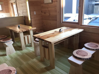 テーブル・・・ログハウスに合わせて、調度品も 
​　　　　　　　木のぬくもりや温かさを大切にしてます。 
​　　　　　　　岐阜県加子母まで買い付け・・・・・ 
​　　　　　　　木工作業の好きな皆さんの手作りです。 
