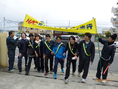  
いやはや、本当～に雨が降らなくてよかったぁ（*&acute;▽`*） 
 
さらに今年は気温も落ち着いており 
大幅に体力を奪われることもなかったおかげで（？） 
今年は、全4チーム全てが朝7時台にはゴールする事が出来ました。 
これも奇跡的♪（*&acute;U`*） 
 
 
 
このイベントでは、歩行班・歩行サポート班・業務サポート班の 
3つに分かれます。 
